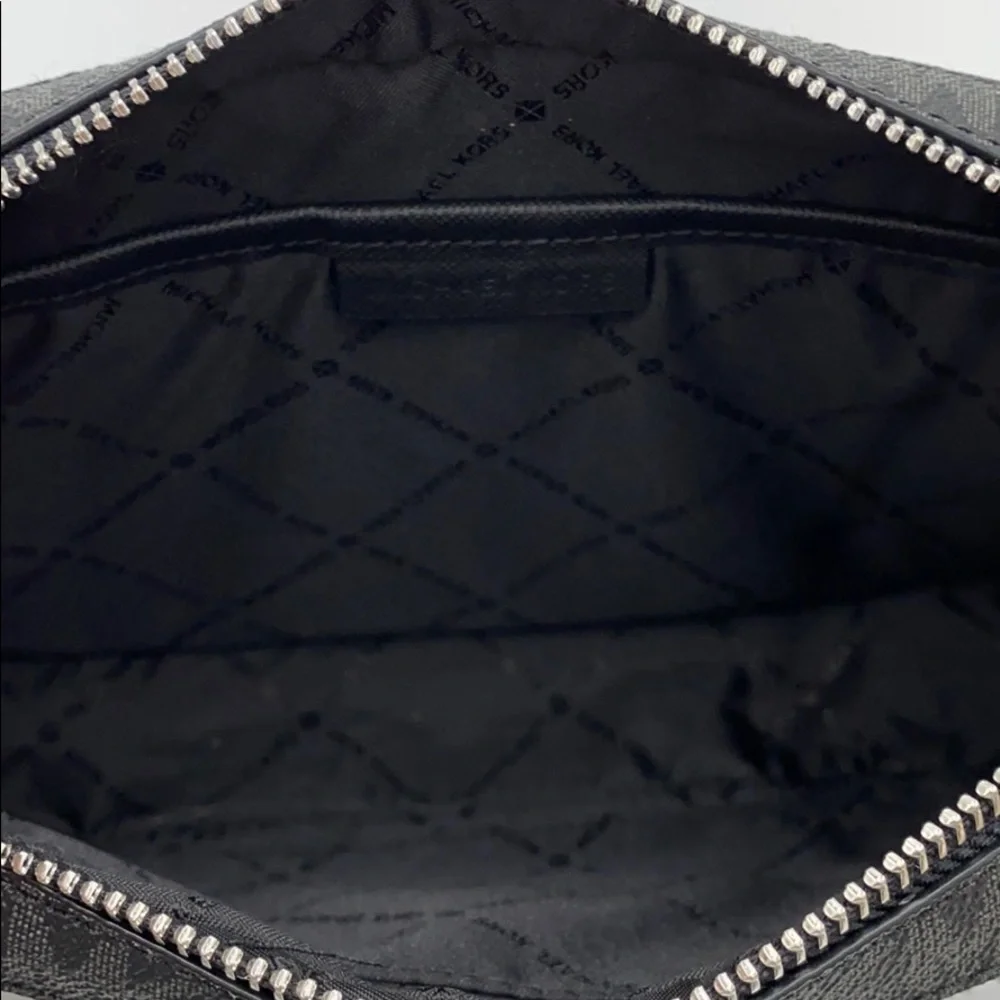 MICHAEL KORS LARGE EW ZP CHAIN XBODY BLACK SIGNATR